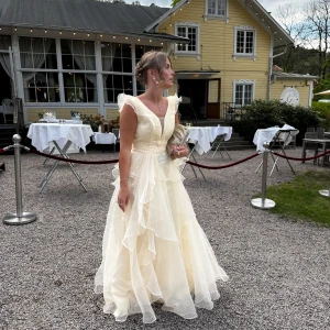 Balklänning  - Superfin och fortfarande i bra skick❤️ den är köpt på någon amerikansk hemsida som inte finns längre, köpte den för ett tag sedan! Inköpt för 4000 därav priset! Jag är ca 165 och har klackar på bilderna! 