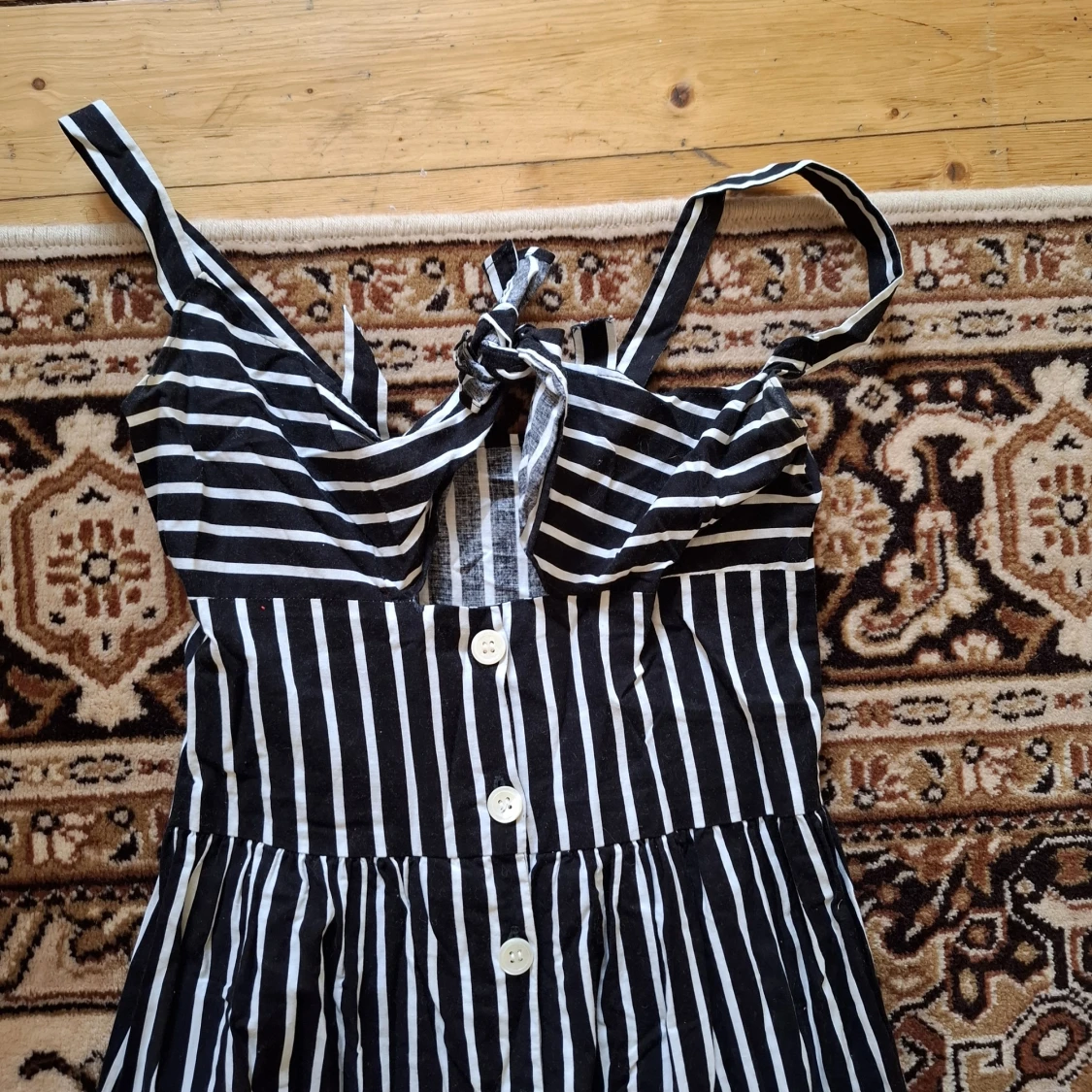 Svartvit randig klänning med knappar - 1