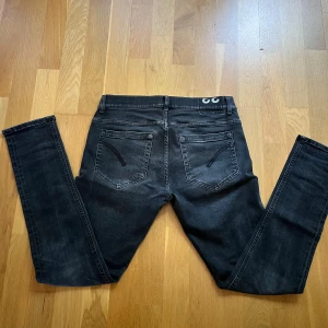 Dondup Geroge  - Säljer att par svarta Dondup Geroge i mycket bra skick🌟St 33, Hör av dig vid någon fråga💥Pris kan diskuteras!