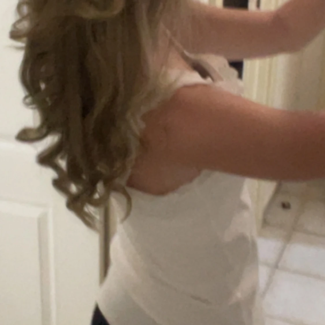 Vit ribbad linnetopp med spetsdetaljer - 3