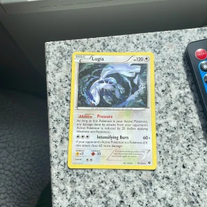 Lugia (Pokémonkort) - Samlarkort med Lugia, en legendarisk Pokémon. Perfekt för dig som gillar att samla, byta eller spela Pokémonkort.  Den är i bra skick och priset kan pratas