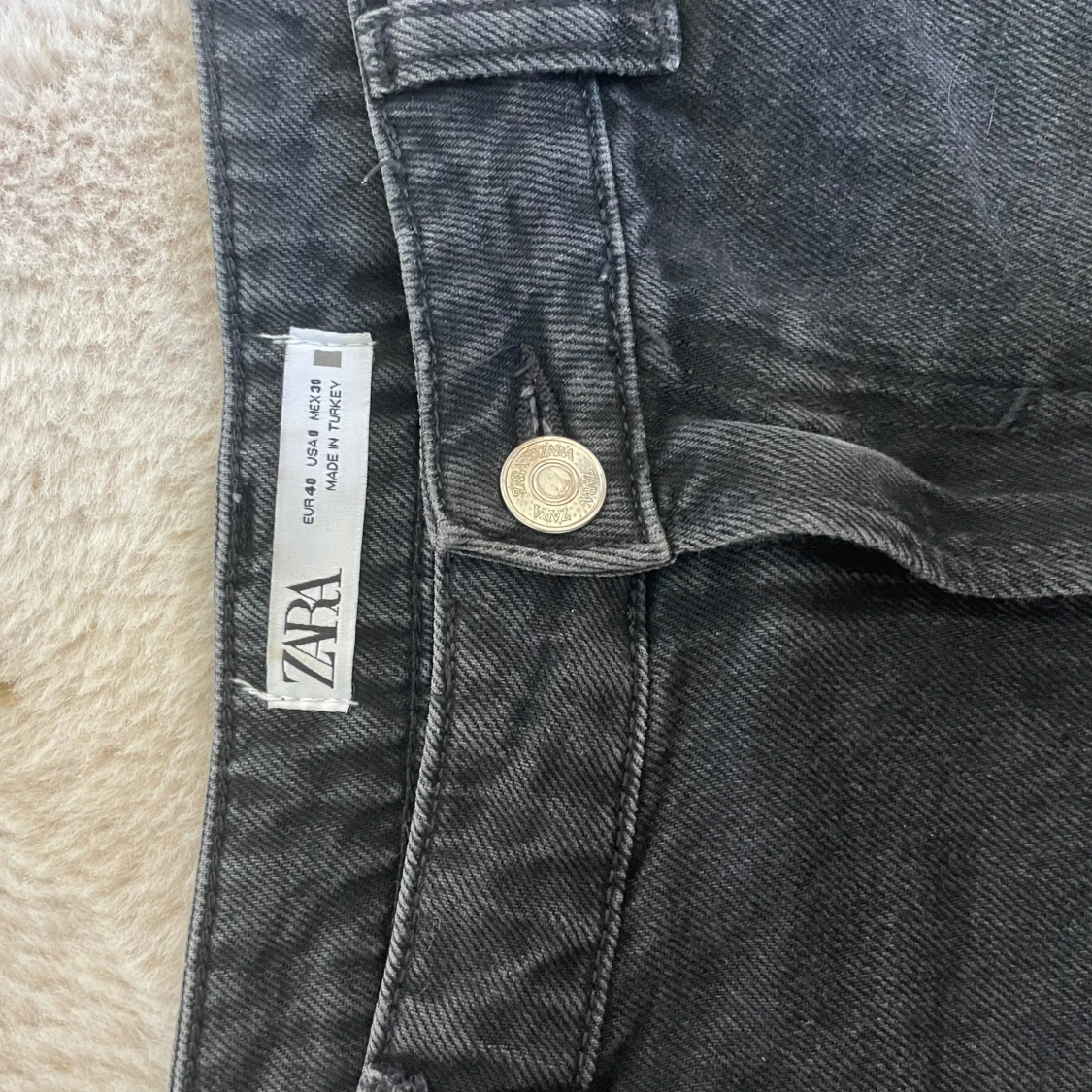 Svarta jeansshorts med fransar från ZARA - 3