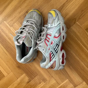 Asics Gel- Nimbus 9 - The UB5-S GEL-NIMBUS™ 9 sneaker was created by the Kiko Kostadinov Studio. They were inspired to update the heritage trainer's technical details with a series of archived trail shoe features.​  Size 39,5  Discontinued shoes 