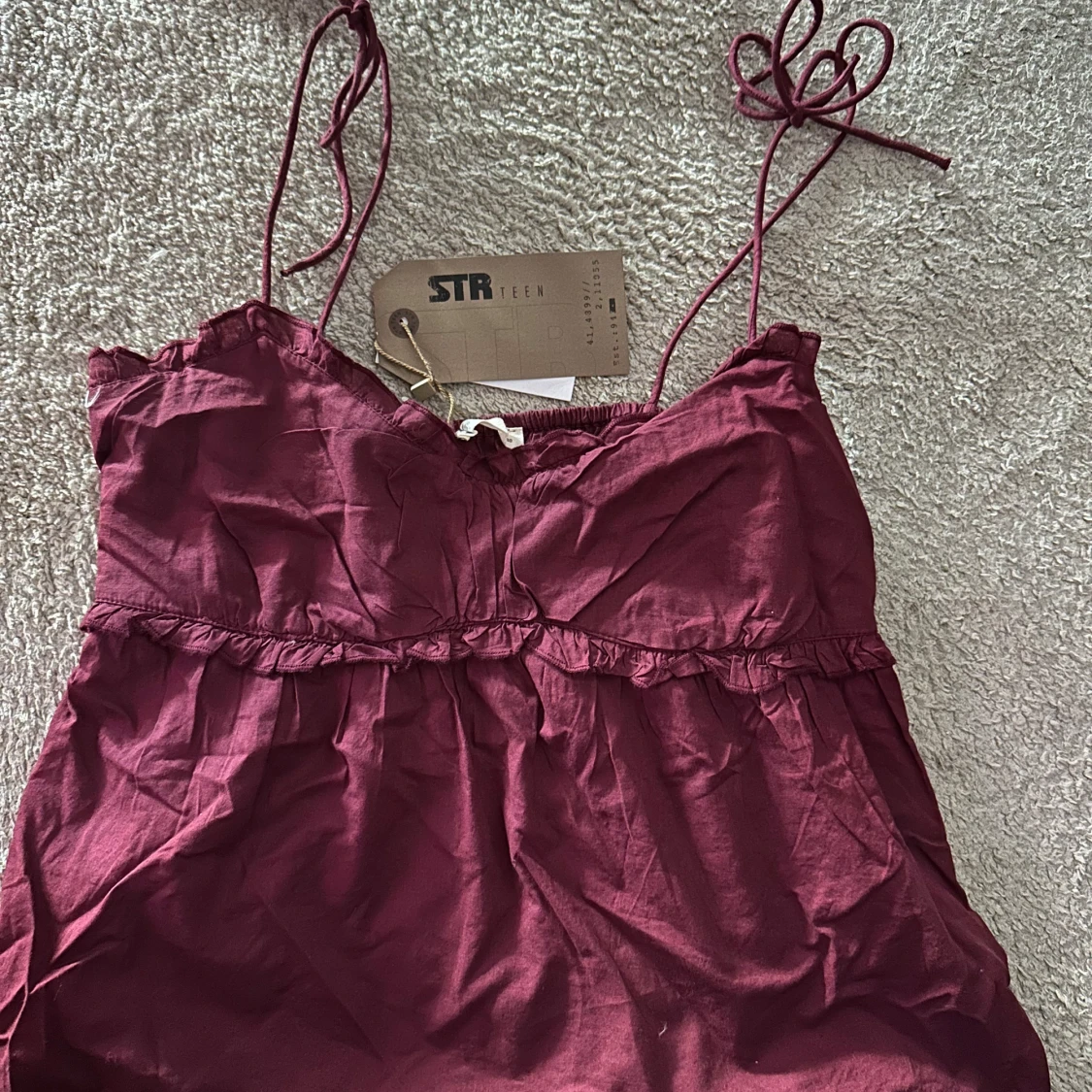 Vinröd topp från Stradivarius