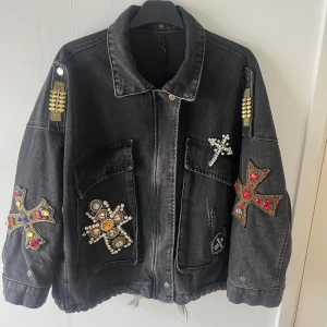 Svart jeansjacka Gil Santucci - Cool svart jeansjacka med oversized passform från Gil Santucci. Jackan har stora fickor framtill och är dekorerad med pärlbroderade kors i olika färger och mönster på ärmar och bröst.💓Pris kan sänkas och diskuteras 😁