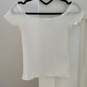 Vit ribbad offshoulder topp - Storlek XS. 