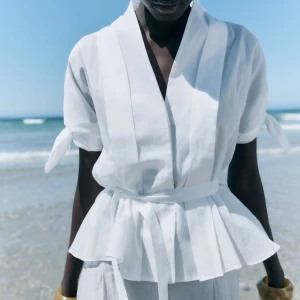 Zara blus - Behöver verkligen strykas men har inget strykjärn hemma, har en fläck på ryggen, ska gå bort med fläckmedel 😁Pris kan diskuteras 🫶🏼