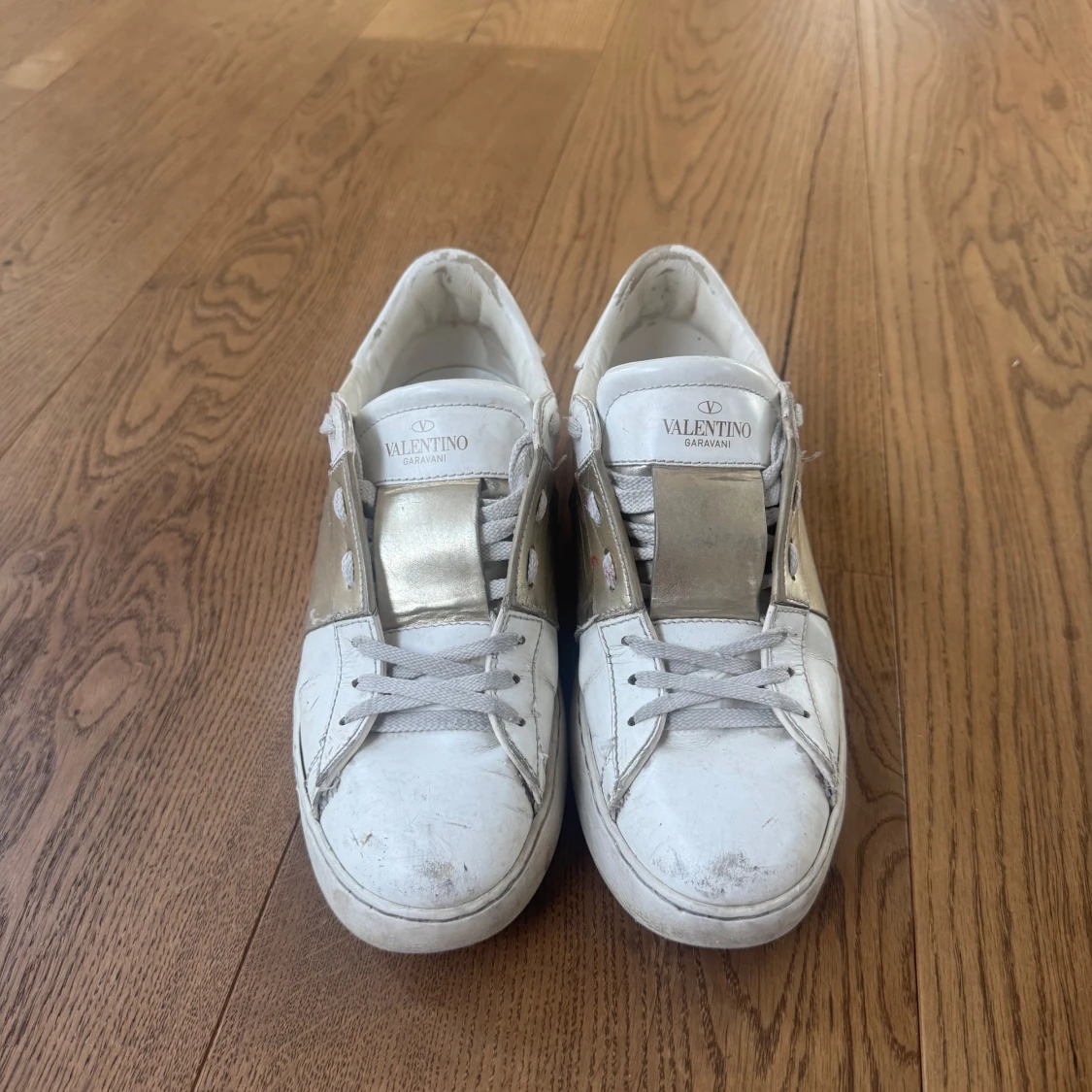 Valentino Garavani vita sneakers med gulddetaljer - 3