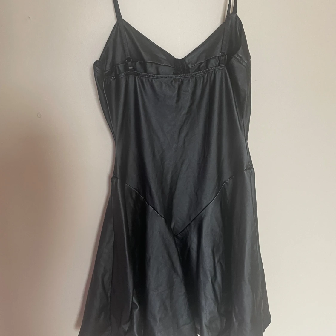 Svart satin klänning med smala axelband - 1