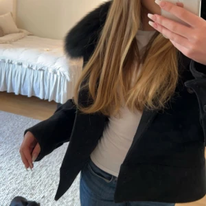 Meotine Kappa - Säljer min älskade Meotine kappa som är slutsåld på hemsidan. Har använt den en del men den är fortfarande i väldigt bra skick.  sparsamt använd (kan gå ner i pris vid snabb affär)🩷🩷🩷