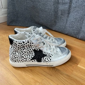 Sneakers  - Säljer ett par snygga sneakers ifrån Zalando i storlek 39,5. Är använda två gånger ungefär och är i mycket bra skick. Skorna är enkla att få på och av genom dragkedjan på sidan av skon💗