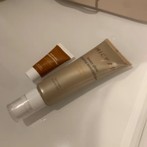 Hickap Honey glow priming moistuirzer + mini bronze glow - Honey glow använd några gånger, 50ml. Mini bronze helt ny🥰 