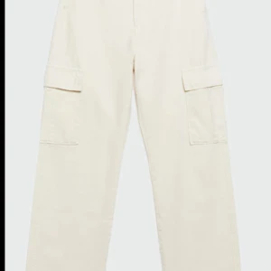 Beige cargopants med raka ben - Säljer ett par beige cargopants med raka ben och stora fickor på sidorna. Byxorna har en avslappnad passform och är perfekta för en chill och trendig stil. Använd endast fåtal gånger💕