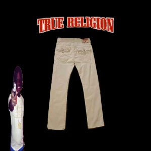 True Religion Jeans - Riktigt cleana vita trueys, nästan helt nytt skick. Säljer då dem inte riktigt passar min stil, storlek 32 i midjan. Hör av dig om du har någon fråga🙏🏼