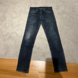 Levi's 511 mörkblå jeans - Säljer ett par klassiska Levi's 511 jeans i mörkblå tvätt. Modellen har raka ben och normal passform, med fem fickor och snygga kontrastsömmar. W30 L34