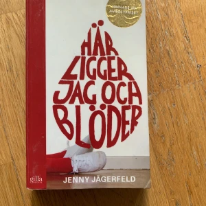 Här ligger jag och blöder - En bok med starkt rödvit omslag och ett unikt, handritat typsnitt. Passar dig som gillar berättelser om unga människors liv, känslor och utmaningar. Perfekt för dig som vill läsa något som känns äkta och engagerande.