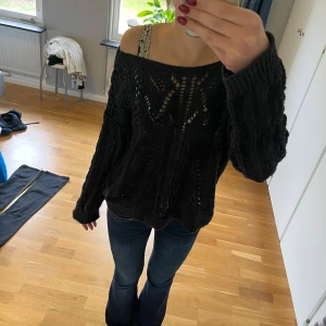 Svart stickad offshoulder-tröja - Säljer en svart stickad tröja med offshoulder-modell och hålmönster. Oklart vilken storlek och vilket märke men skulle gissa att den passar xs-m ! ☺️☺️passar jättebra att bara dra över bikinin också 