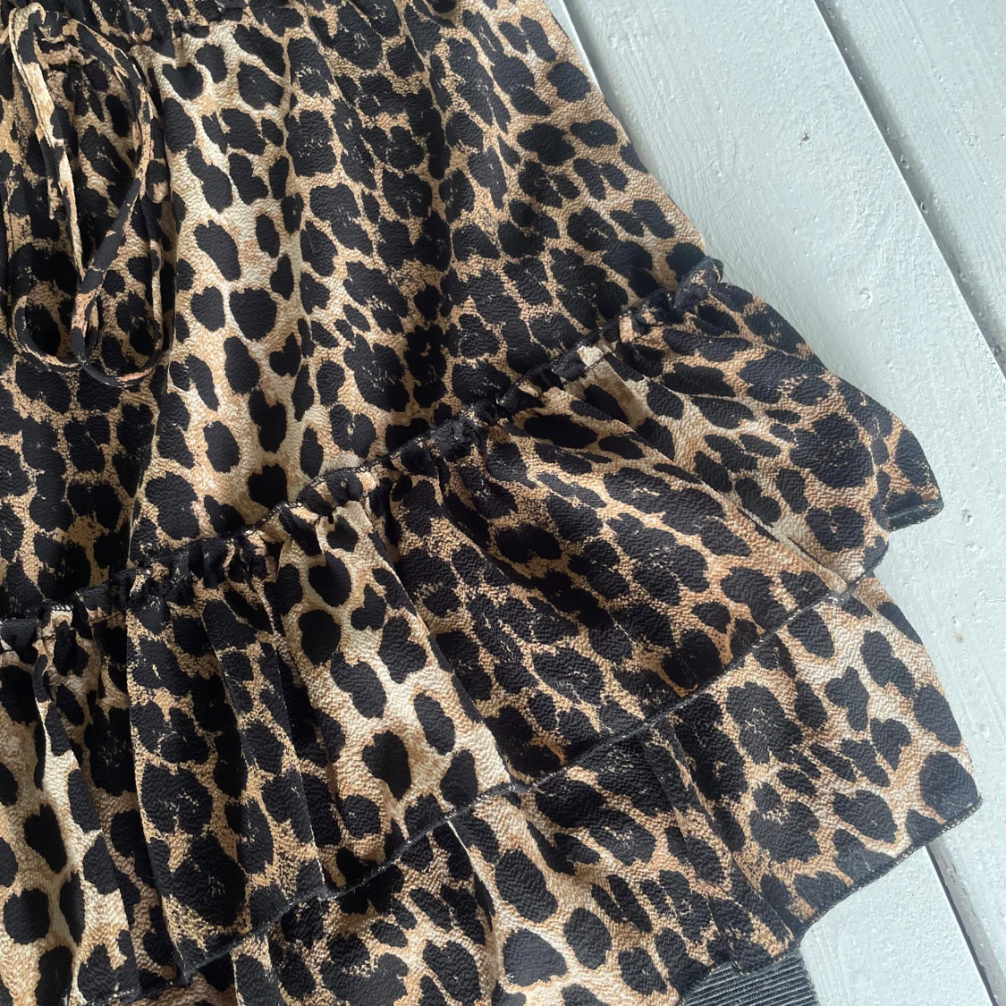 Leopardmönstrad volangkjol med knytband - 3