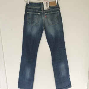 Nya Levi's jeans  - Supersnygga lågmidjade Levi's jeans i storlek W27 L34. Vintage, äldre modell "570 Straight fit". Oanvända.