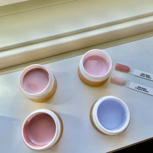 Balance Elite gelé för naglar i fyra nyanser - Fyra burkar nagelgelé från Balance Elite i nyanserna Rose Glow, French Rose och Glass clear  . Färgerna är ljusrosa, nude, clear och en mjuk rosa. Perfekt för att skapa naturliga och eleganta naglar. Kommer i små runda burkar med guldfärgade lock, det är 15 g med olika viskositet. Säljer helst alla tillsammans 