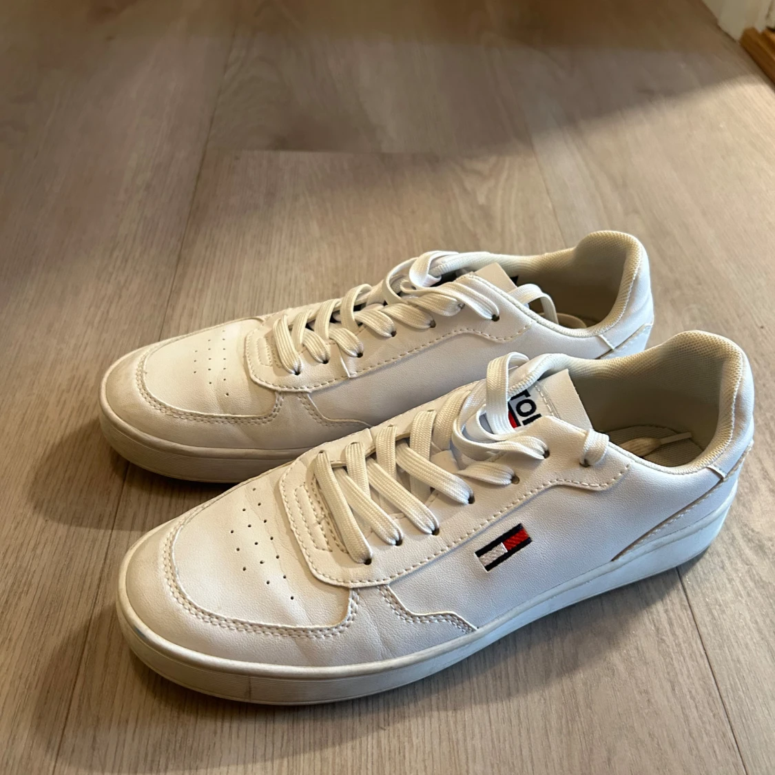 Vita sneakers från Tommy Hilfiger