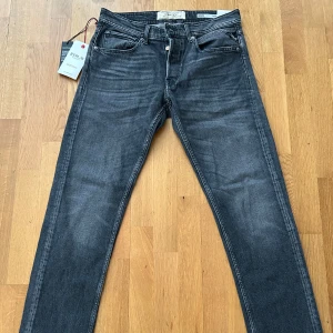 Replay Jeans  - 👖 Märke: Snygga grå jeans från Replay, modell Grover. 🎨 Färg: Mörk grå 📐Storlek: W32 L32 ♻️ Skick: 10/10, helt nya & aldrig använda 🏷️Tag sitter kvar! 💰 Nypris 1799kr, mitt pris 799kr❓ Vid minsta fråga, skriv till mig! 💲Pris kan diskuteras! 