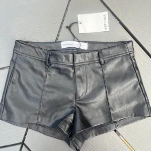 Helt nya skinnshorts från bershka - Säljer ett par skitsnygga skinn/läderimitation shorts från bershka med prislappen kvar!