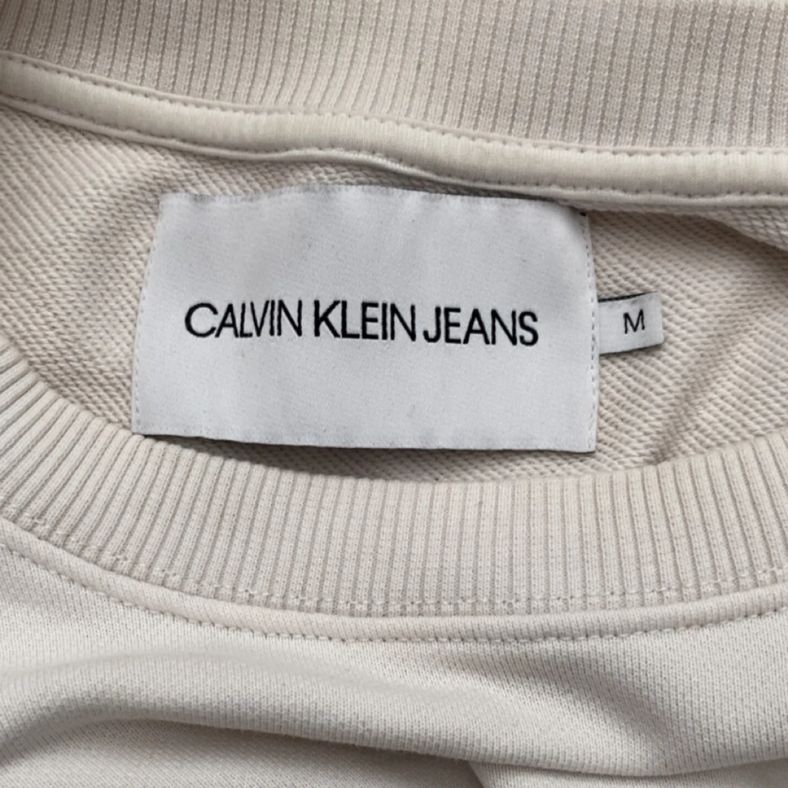 Vit och svart tie-dye sweatshirt från Calvin Klein Jeans - 4