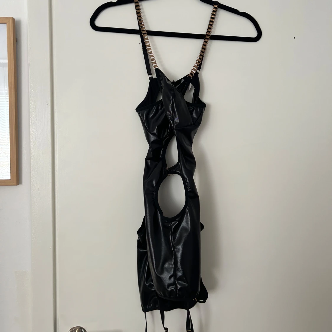 Svart kort klänning med kedjedetaljer