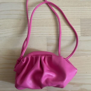 Rosa axelväska med rynkad design läs annons - Rosa liten handväska måtten på väskan är följande bredd:18cm djup:5cm höjd:12cm