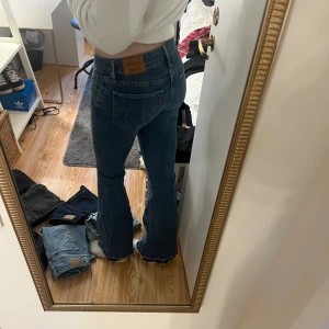 Levi's 715 Bootcut jeans blå - Säljer ett par Lågmidjade bootcut jeans från Levi’s🥰de är i storlek XS skulle jag säga! Är 170 cm lång 