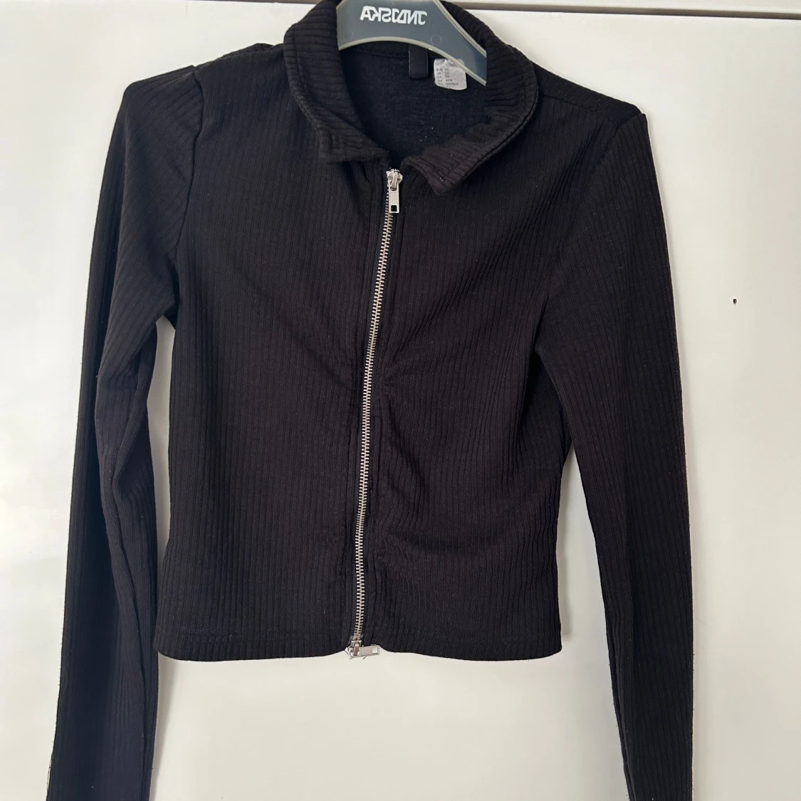 Svart ribbad cardigan jacka med dragkedja