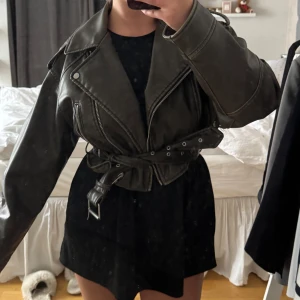 Skinnjacka💕 - Intressekoll på min älskade skinnjacka med breda slag, dragkedjor och bälte i midjan. Jackan är croppad och har en oversized passform. Perfekt att slänga över en klänning i sommar💕