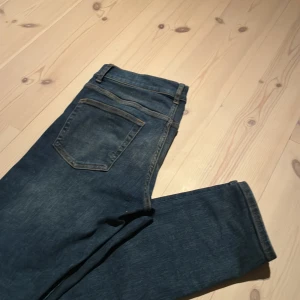 J.Lindeberg jeans 30/32 - Tja! Säljer dessa feta J.Lindeberg jeansen efter att de inte har kommit till någon användning!  De är mjuka och tänjbara, Modell - jay, Storlek - 30/32. Över minsta fundering, fråga! 