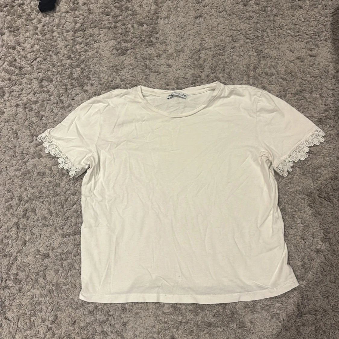 Vit t shirt med spetsärm från Zara