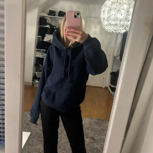 Mörkblå hoodie - Mysig mörkblå hoodie som kommer ifrån Bikbok 