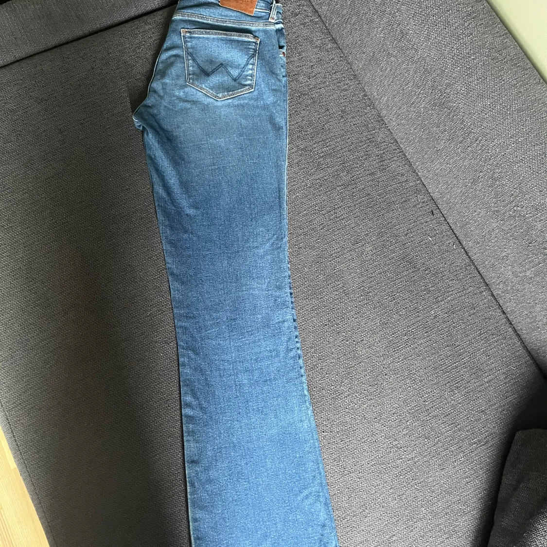 Blå bootcut jeans från Wrangler - 4