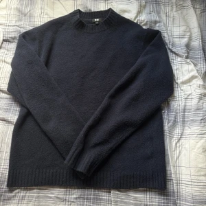 Uniqlo tröja - Marinblå i storlek S, mycket bra skick.
