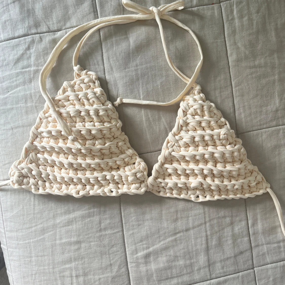 Handvirkad beige bikinitopp - 2
