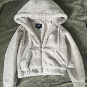 Ljus teddyjacka med huva Pull&Bear - Säljer en supermjuk och fluffig teddyjacka från Pull&Bear i ljus beige färg. Jackan har stor huva med snörning och dragkedja framtill. Mysig och snygg jacka, perfekt nu till hösten!!🍁Använd ca 2 gånger, otroligt bra skick!!! Skriv vid fler frågor!!💓