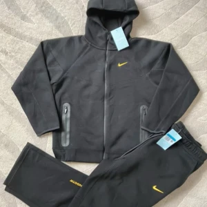 Nocta tech fleece dress - Säljer nocta tech fleece dress för 1149 vill man ha zippen bara så blir det 750kr och om man vill ha byxorna med så blir det 1149kr, vill man bara ha byxorna så blir det 450kr. Perfekt att köpa inför vintern!!