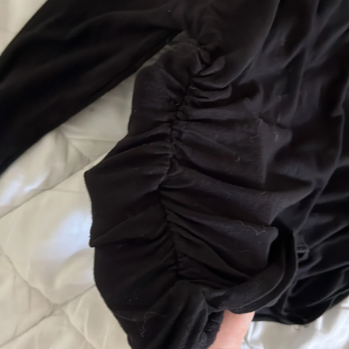 Svart långärmad topp med rynkade sidor - 2