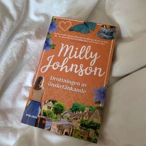 Drottningen av önsketänkande - En charmig feelgood-roman om nya chanser, hemligheter och att våga följa sina drömmar. Perfekt för dig som gillar romantik, småstadsliv och att läsa om relationer som utvecklas på oväntade sätt.