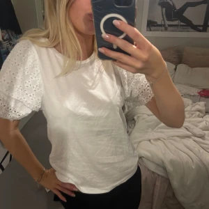 Söt blus/topp  med spetsärm - Använd endast en gång, storlek M men skulle säga att den passar även S. 