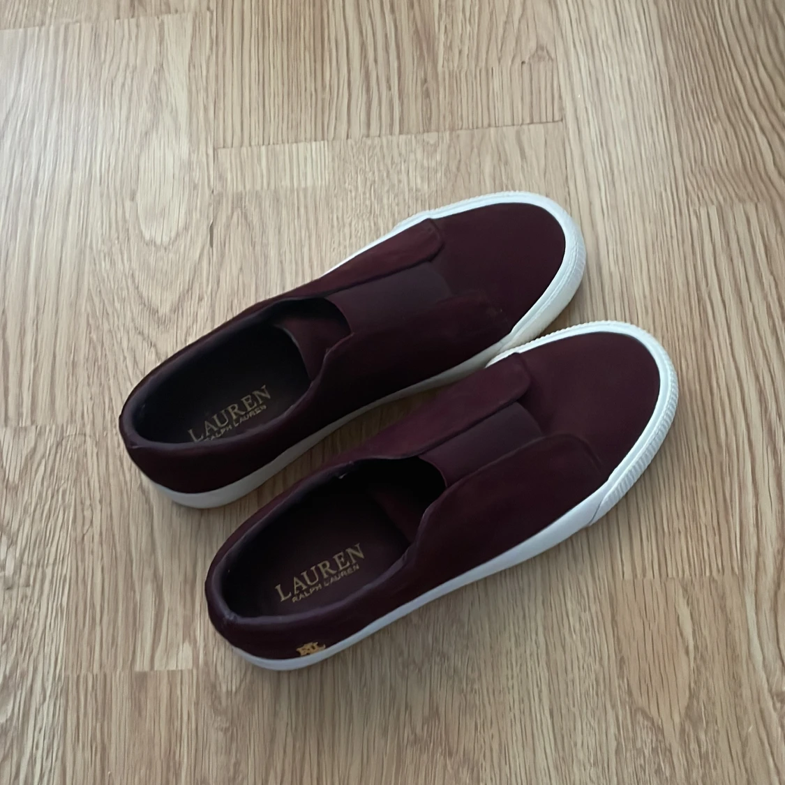 Vinröda sneakers från Lauren Ralph Lauren - 3