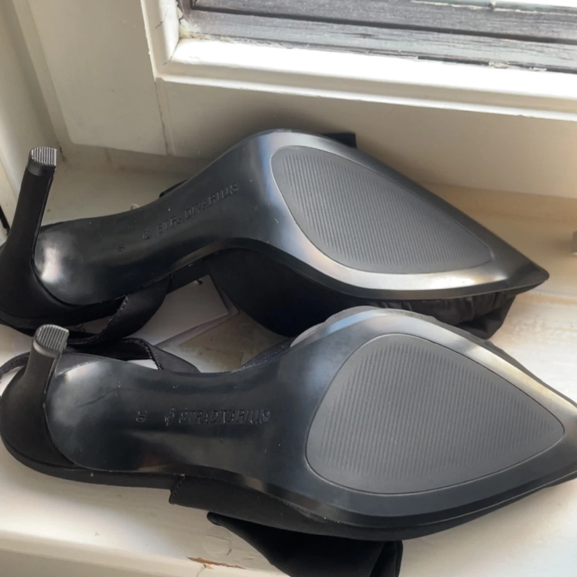 svarta klackar me rosett - 1