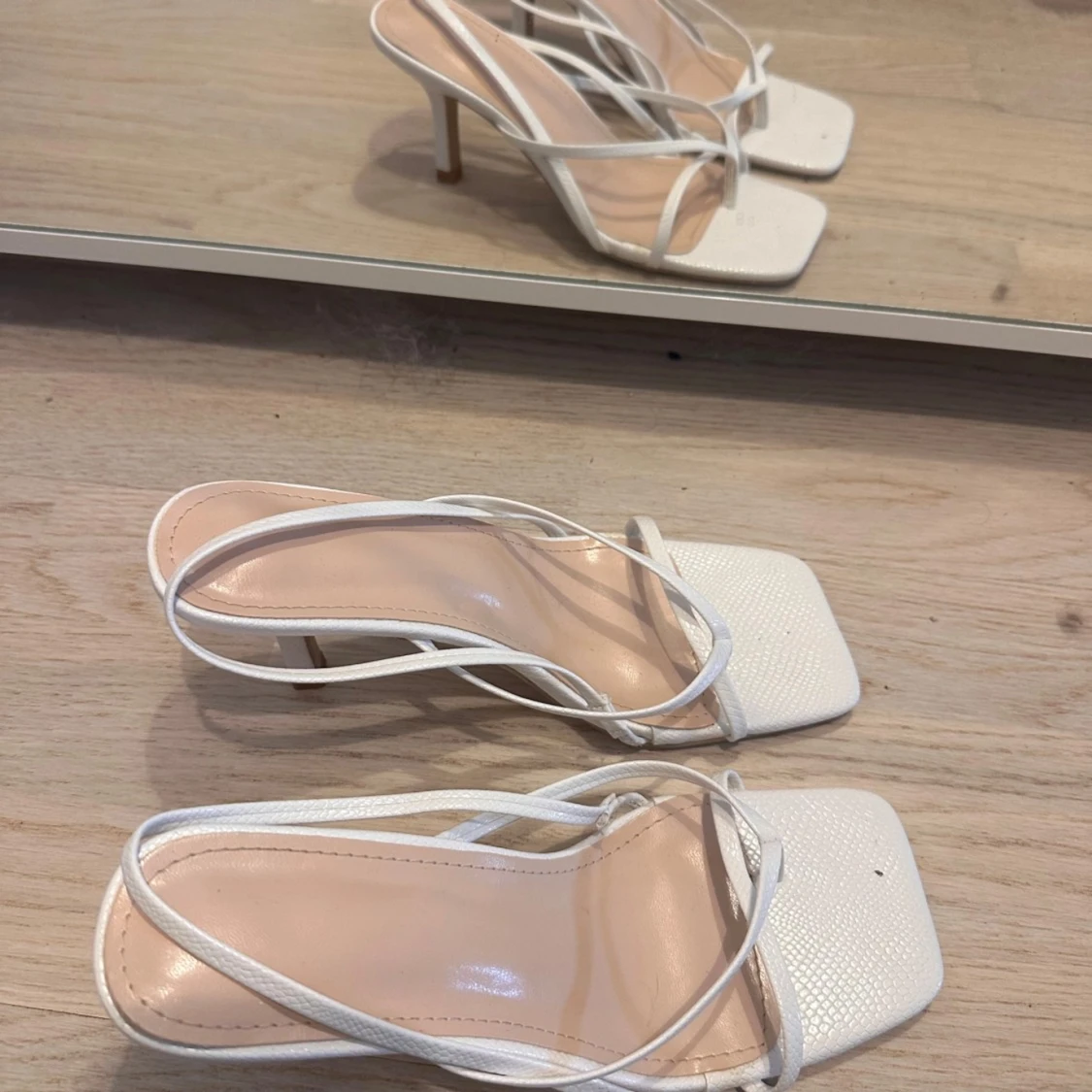 Vita sandaler med klack och smala remmar - 91