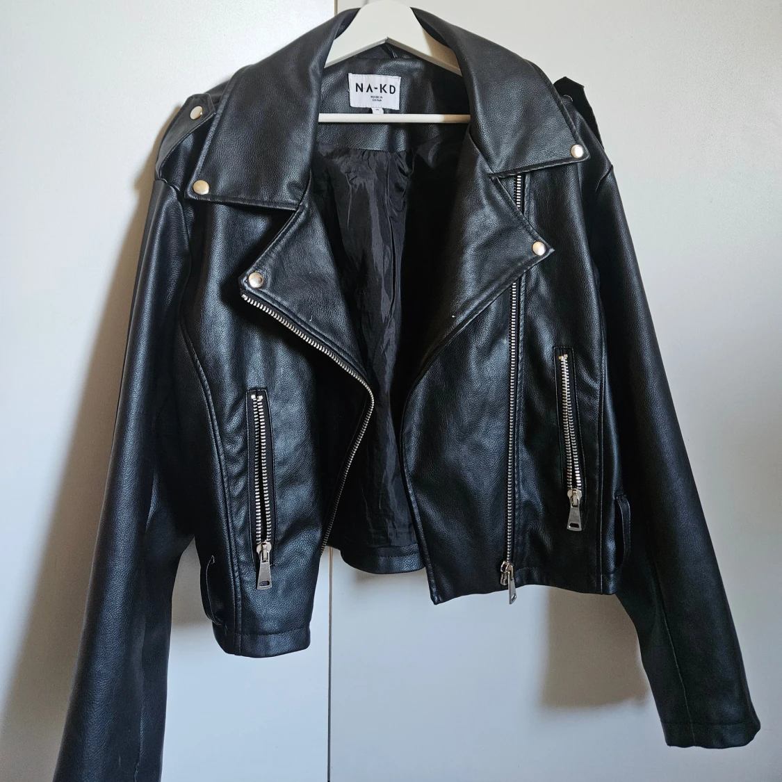 Svart skinnjacka från NA-KD, stl 36