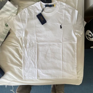 Vit Ralph Lauren T-shirt - Vit Polo Ralph Lauren T-Shirt Helt ny med prislapp, skickas i originalpåse Strl M 