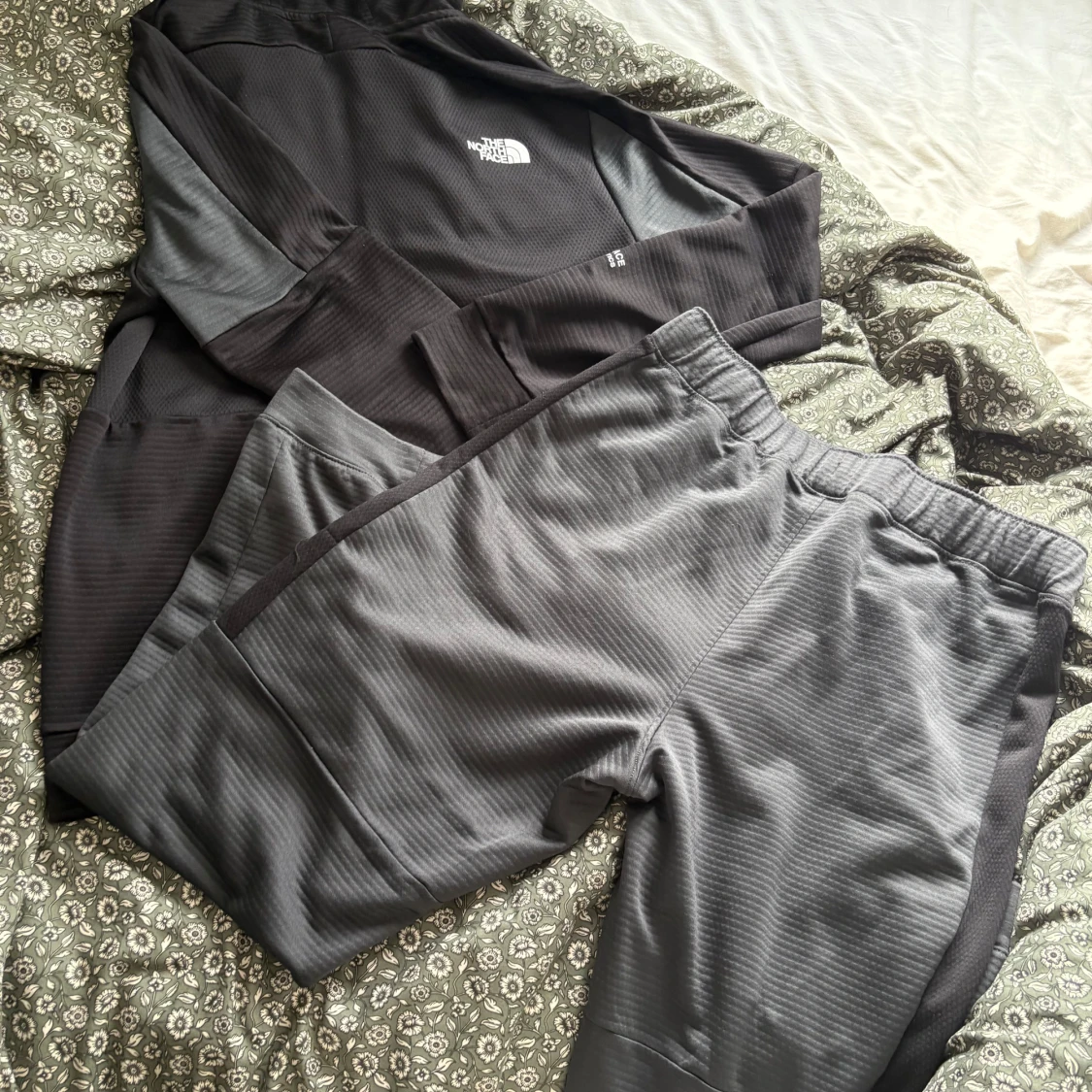 Grå träningsbyxor från The North Face - 2